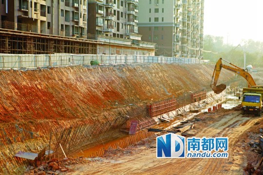 惠州下角青年河整治施工現(xiàn)場，河道清淤已完成，大型機械入場施工