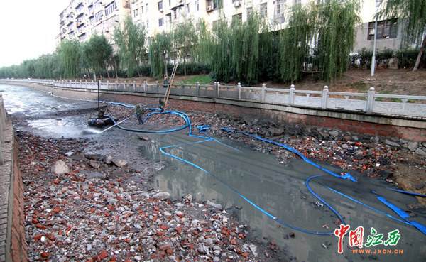 南昌城市人工河湖“玉帶河”清淤現(xiàn)場(chǎng)