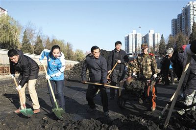 北京：南護(hù)城河道進(jìn)行清淤，9年底泥即將清除